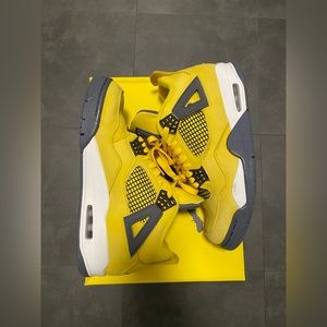 Jordan 4 “Lightning” sz US 9.5